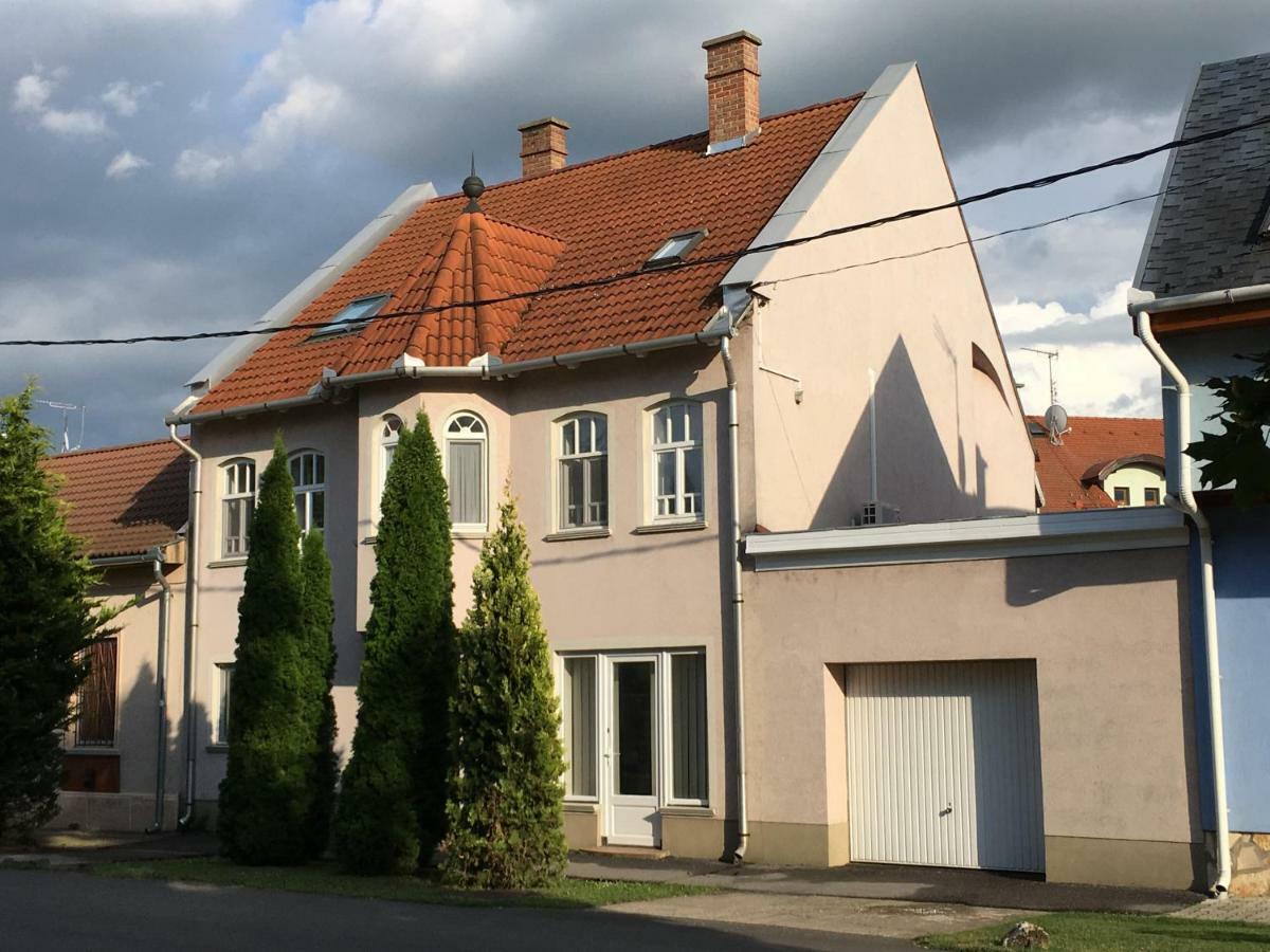 Zoli Apartmanok-Zoli Koelcsey 19 Villa Hajduszoboszlo Exterior photo